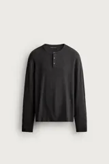 Camiseta relaxed fit de punto negro tejido en hilatura de algodón, con cuello redondo, cierre frontal de botonadura y manga larga con acabado en rib.
