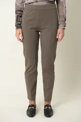 Pantalón de corte recto confeccionado en mezcla de algodón y elastano. Presenta una cintura elástica sin cierre, diseño de tiro alto y falsos bolsillos con detalle de pespunte.