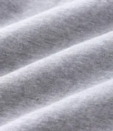 Buzo abierto con cierre frontal, confeccionado en tejido fleece color gris. Presenta capucha con borde de piel sintética, mangas largas con puños elásticos y bordado con lettering 'Clash' en el pecho.