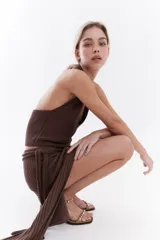 Top de punto marrón sin mangas, con escote halter y espalda descubierta, confeccionado con tejido elástico con lurex.