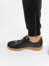 Pantalón de jogging de felpa color gris melange, con corte ajustado, cintura elástica con cordón de ajuste y bolsillos laterales con cierre.