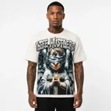 Camiseta de corte oversize color blanco con estampado gráfico frontal que representa un ángel con los ojos vendados sosteniendo una cruz, acompañado por el texto Life Hustlers.