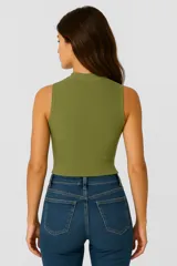 Top blanco de viscosa con cuello alto y corte entallado.