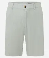 Bermuda recta color gris claro, confeccionada en algodón con textura. Cuenta con cintura con trabillas, cierre tradicional y bolsillos.