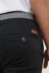 Pantalón chino de hombre color verde oliva, corte slim, con cierre de botón y cremallera.