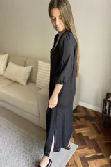 Vestido marrón de lino con escote en V, mangas cortas abullonadas, bolsillos laterales y tajos en los laterales.