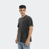 Remera marrón de corte oversize con etiqueta tejida en el frente.