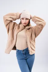 Campera de piel sintética negra con textura suave, cuello alto, cierre frontal y diseño holgado.