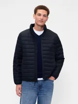 Campera puffer de corte recto, color negro, con cuello alto y cierre frontal completo.