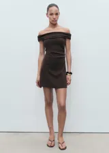 Vestido corto de algodón con diseño recto y escote palabra de honor (off-shoulder).