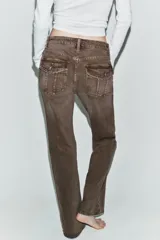 Jeans de tiro bajo con diseño bootcut y acabado flare en el bajo. Cuenta con cinco bolsillos, trabillas para cinturón y cierre frontal con cremallera y botón metálico.