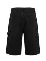 Bermuda estilo cargo de denim negro, con calce amplio, bolsillos laterales utilitarios y tira porta-martillo.