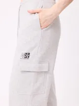 Pantalon de jogging de corte recto color gris melange, con cintura elastizada con cordón de ajuste y bolsillos laterales tipo cargo con solapa.