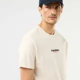 Remera blanca de manga corta y cuello redondo, con pequeño estampado frontal con la leyenda "Fastline MOTOR.CO".
