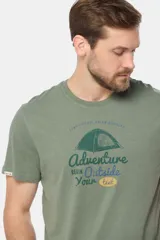 Remera de manga corta color borravino con cuello redondo y estampa frontal de una carpa junto a las inscripciones "Camp Explore Dream Discover" y "Adventure Outside Your Tent".