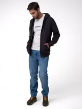 Buzo con cierre frontal completo, confeccionado en tejido fleece color negro. Presenta capucha forrada, bolsillos tipo canguro con entrada lateral, puños y cintura acanalados, y etiqueta con logo de la marca en el bajo.