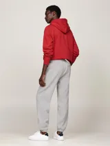 Pantalón de jogging gris melange, confeccionado en felpa de mezcla de algodón aterciopelado, con corte regular y pierna cónica. Presenta cintura elástica con cordón, bolsillos laterales y un bolsillo trasero de ojal.