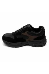 Zapatilla urbana color negro con detalles en marrón oscuro, confeccionada en una combinación de cuero y gamuza, con suela robusta y cordones al tono.