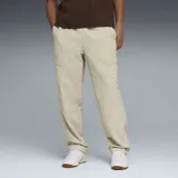 Pantalón cargo de corte relajado color tostado, con bolsillos laterales tipo cargo y diseño de costuras reforzadas en las rodillas. Presenta cintura elástica y logo de la marca bordado en la pierna.