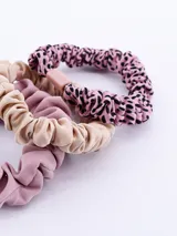 Pack de tres coleros para el pelo, uno color crema, uno con estampado dálmata y uno negro.