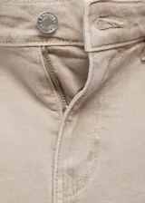 Jeans flare tiro alto color beige, de diseño crop con bajo deshilachado, cinco bolsillos, trabillas para cinto y cierre frontal con cremallera y botón.