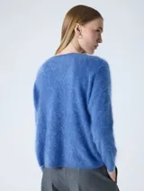 Suéter oversized de cuello en V, color azul vibrante, confeccionado en tejido de cashmere con textura peluda y mangas largas.