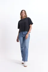 Jean de tiro medio con fit recto, confeccionado en denim color celeste.