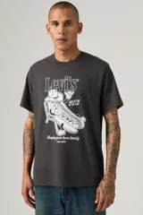 Remera de corte relajado color gris oscuro, con estampado gráfico frontal de un hot dog con sombrero en una silla de playa y texto alusivo.