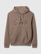 Canguro Gap rojo con capucha ajustable con cordones, bolsillo frontal tipo canguro y el logo clásico de la marca estampado en el pecho en color azul con contorno blanco.