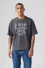 Remera gris de corte holgado con estampado frontal de la marca Levi's en color blanco.