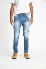 Jean celeste con efecto lavado, corte skinny y tiro medio.