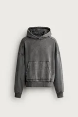 Sudadera con capucha de corte relajado, confeccionada en tejido de algodón con efecto lavado. Presenta manga larga, bolsillo frontal tipo canguro y acabados en rib en puños y bajo.