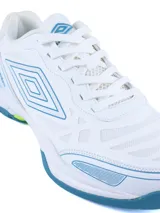 Championes Umbro Grip Pad para hombre, diseñados para deportes de cancha como pádel. Presentan un diseño en color negro con detalles en dorado, entresuela blanca y suela de goma color caramelo para mayor tracción.