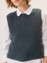 Chaleco de punto con textura jaspeada, cuello redondo y corte recto, diseñado para superponer sobre otras prendas.