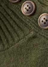 Jersey de punto medio color verde oscuro, diseño recto, cuello perkins y manga larga.