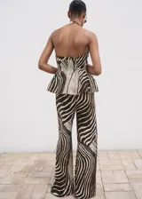Pantalon de tiro medio con diseño wide leg y estampado de cebra. Cuenta con bolsillos laterales, trabillas para cinturón y cierre oculto de botón, gancho y cremallera.