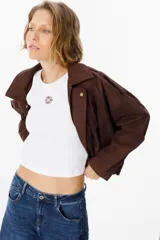 Musculosa de tejido acanalado color blanco, con cuello redondo y logo bordado en el centro del pecho.