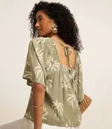 Blusa verde con estampado de cocoteros, escote cuadrado con lazo en el cuello y mangas cortas godê.