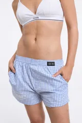 Short de tela a cuadros celeste y blanco con cintura elástica y bolsillos laterales.
