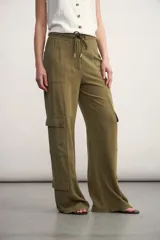 Pantalón cargo color beige de corte ancho, con bolsillos laterales y cordón ajustable en la cintura.