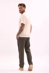 Pantalón de vestir color verde militar, de corte recto y tiro medio, con bolsillos laterales y cordón ajustable en la cintura.