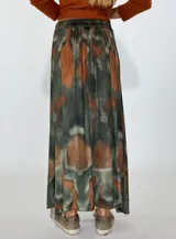 Pollera larga de tiro alto con estampado abstracto en tonos grises y marrones.