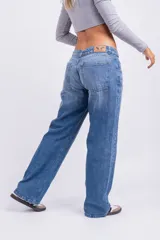 Pantalón de jean celeste, corte recto y tiro medio.