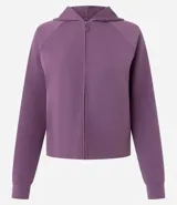 Campera deportiva Get Over de modal canelado color lila, con capucha, cierre frontal con cremallera, mangas largas raglán y puños elastizados.
