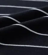 Blusa de rib de mujer, de corte ajustado, con cuello alto y mangas largas. Diseño a rayas horizontales blancas y negras.