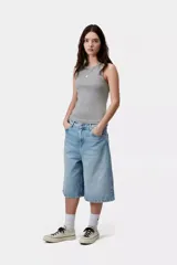 Musculosa negra de punto acanalado, con diseño de espalda deportiva y calce al cuerpo.
