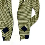 Campera con capucha, color amarillo con rayas horizontales negras, cierre frontal y puños en color azul marino.