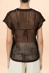 Chaleco de punto con diseño de red, cuello redondo y mangas cortas, confeccionado en color marrón.
