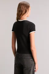 Remera negra de algodón con calce slim, escote redondo y mangas cortas con ribete blanco en cuello y mangas. Estampado frontal con el logo de los Rolling Stones y la leyenda 'World Tour 1981'.