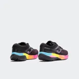 Championes de running Joma Hispalis 2201, color negro con detalles en turquesa y logo J en el lateral. La mediasuela presenta un degradado vibrante en tonos celeste, amarillo y fucsia.